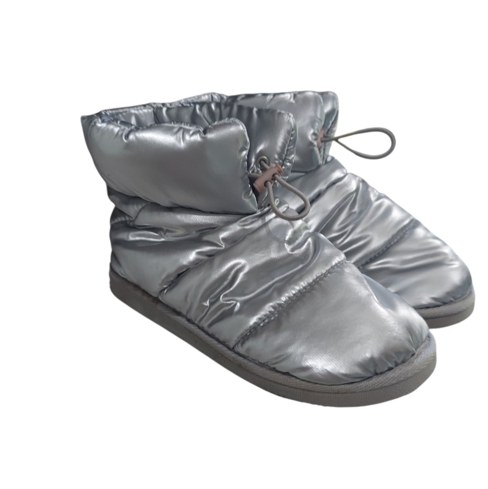 Juno Fuzzies Silver Metallic Short Drawstring Bootie Slipper